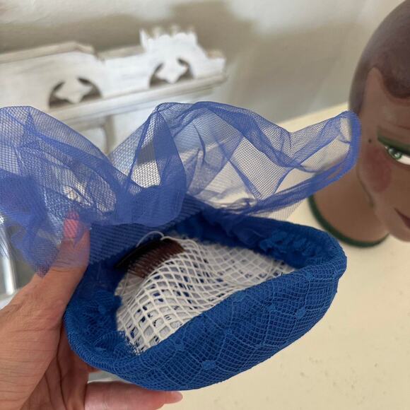 Vintage 1950s Women’s Blue Lace Fascinator Hat Veil Floral Accent Retro Glam - Picture 3 of 3